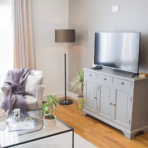 Modern & Central - Two Bedroom & Two Bathroom Apartment Bath